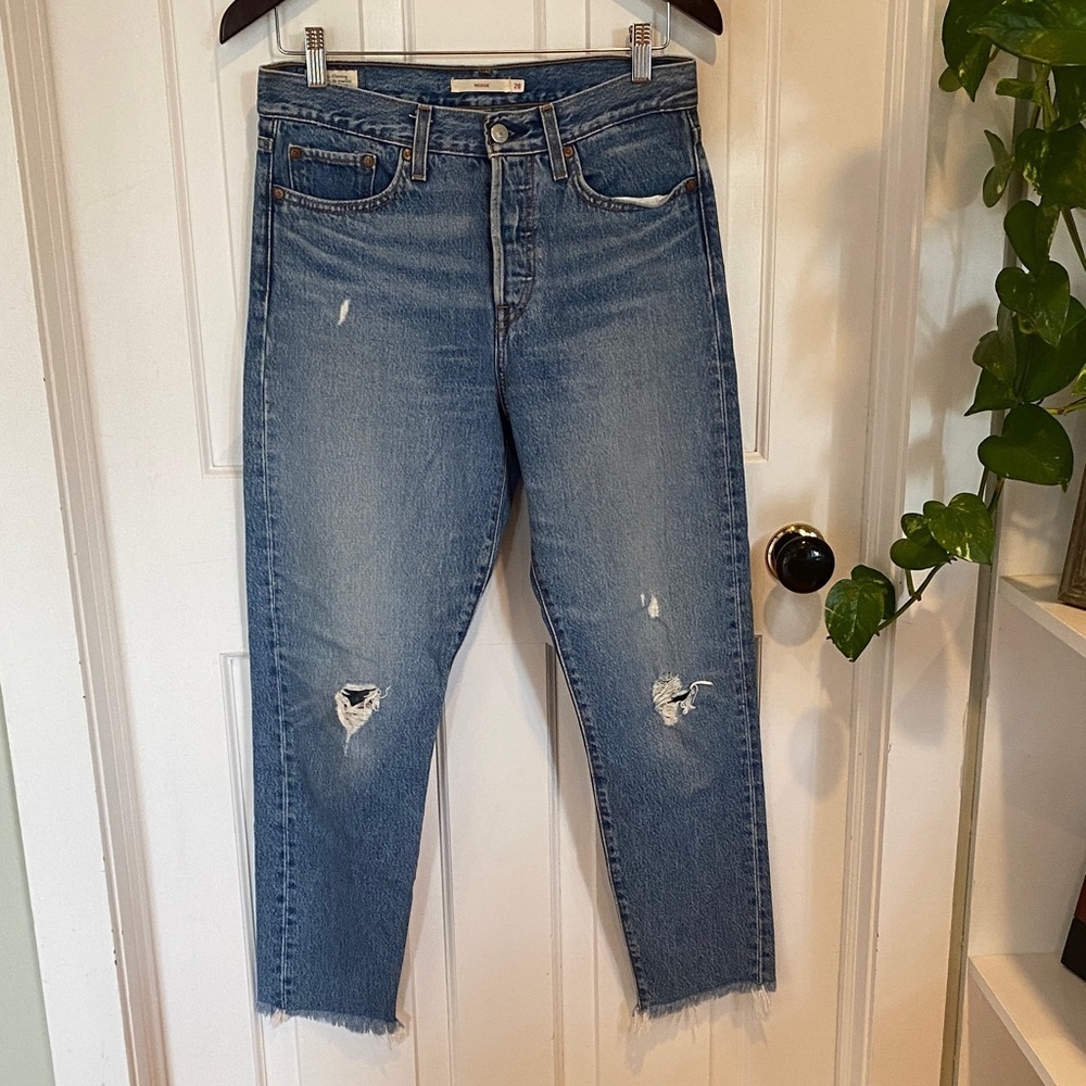 Levi's straight Wedgie Blue Leg Jeans raw hem button fly distressed women’s 28